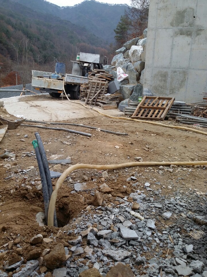 굴착한 천공 구멍을 다시 메우는 작업으로 토양 및 지하수의 오염방지 천공 지반침하, 배관의 고정등의 이유로 작업을 실시하여 줍니